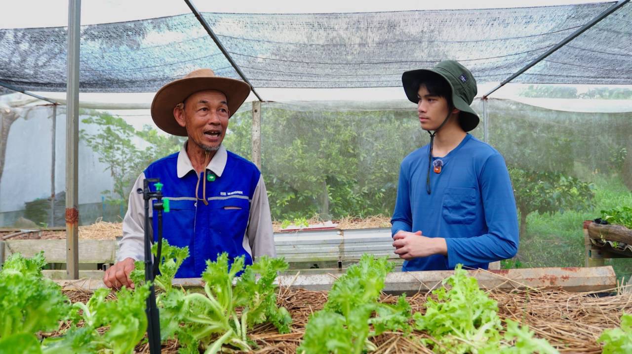 Tul speaking with the farmer